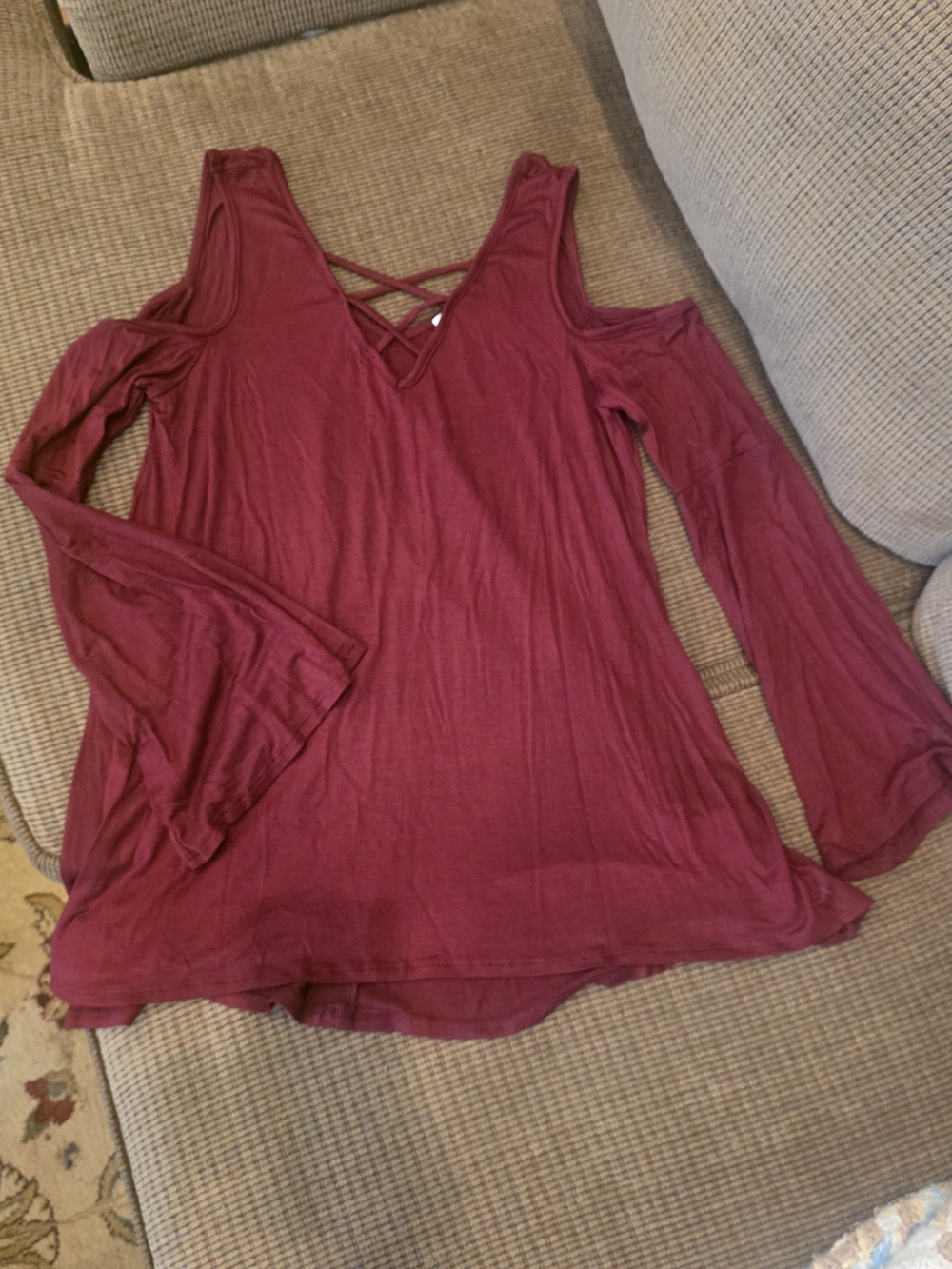 Cold-Shoulder Crisscross V-Neck Long Sleeve Top in Wine